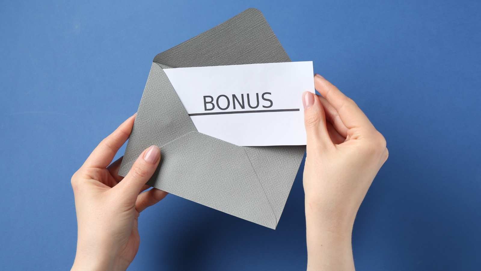 Mani che tengono monete con l'icona del Bonus SFL (Supporto Formazione Lavoro)
